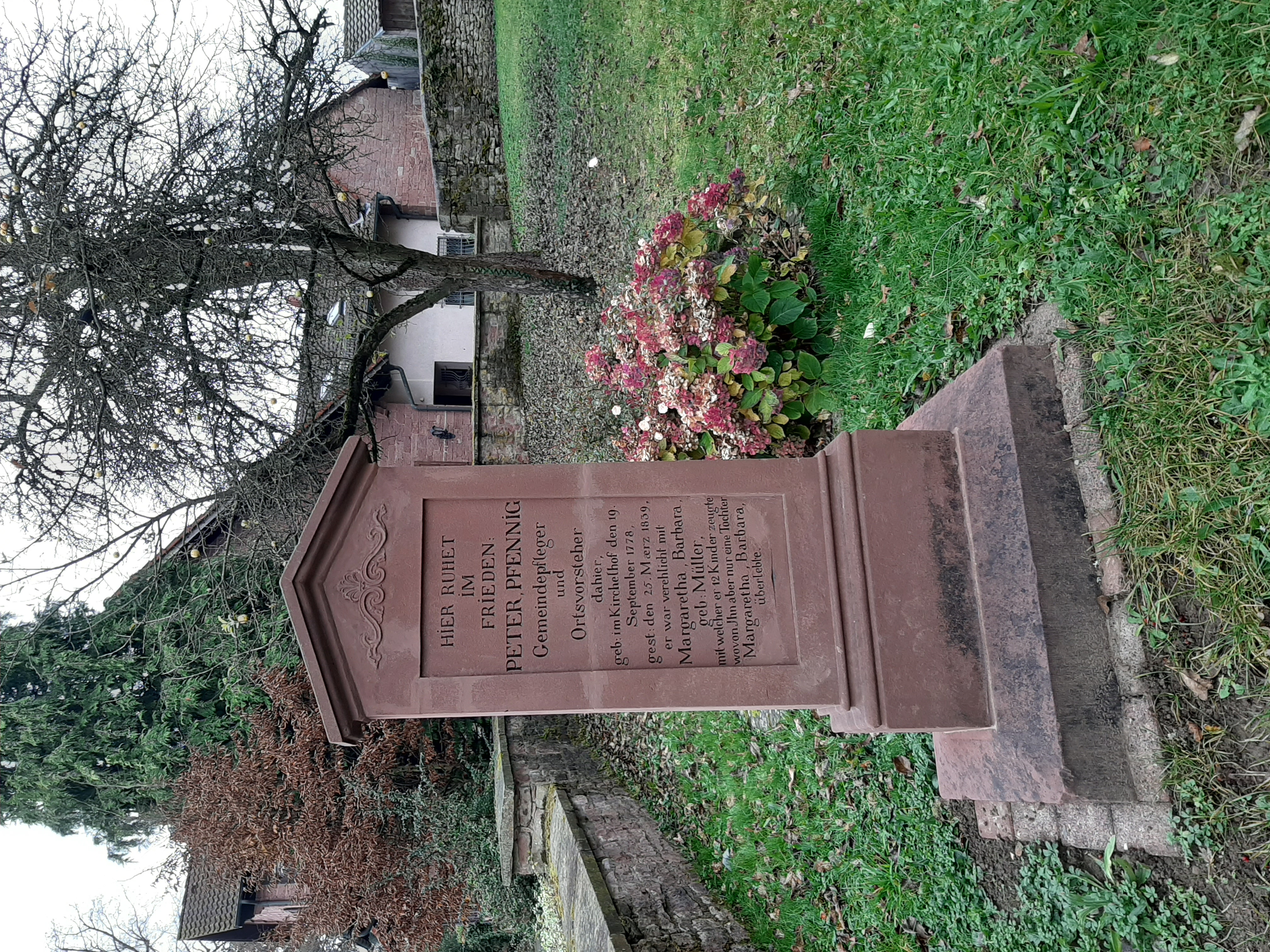 Historischer Grabstein des Peter Pfennig saniert