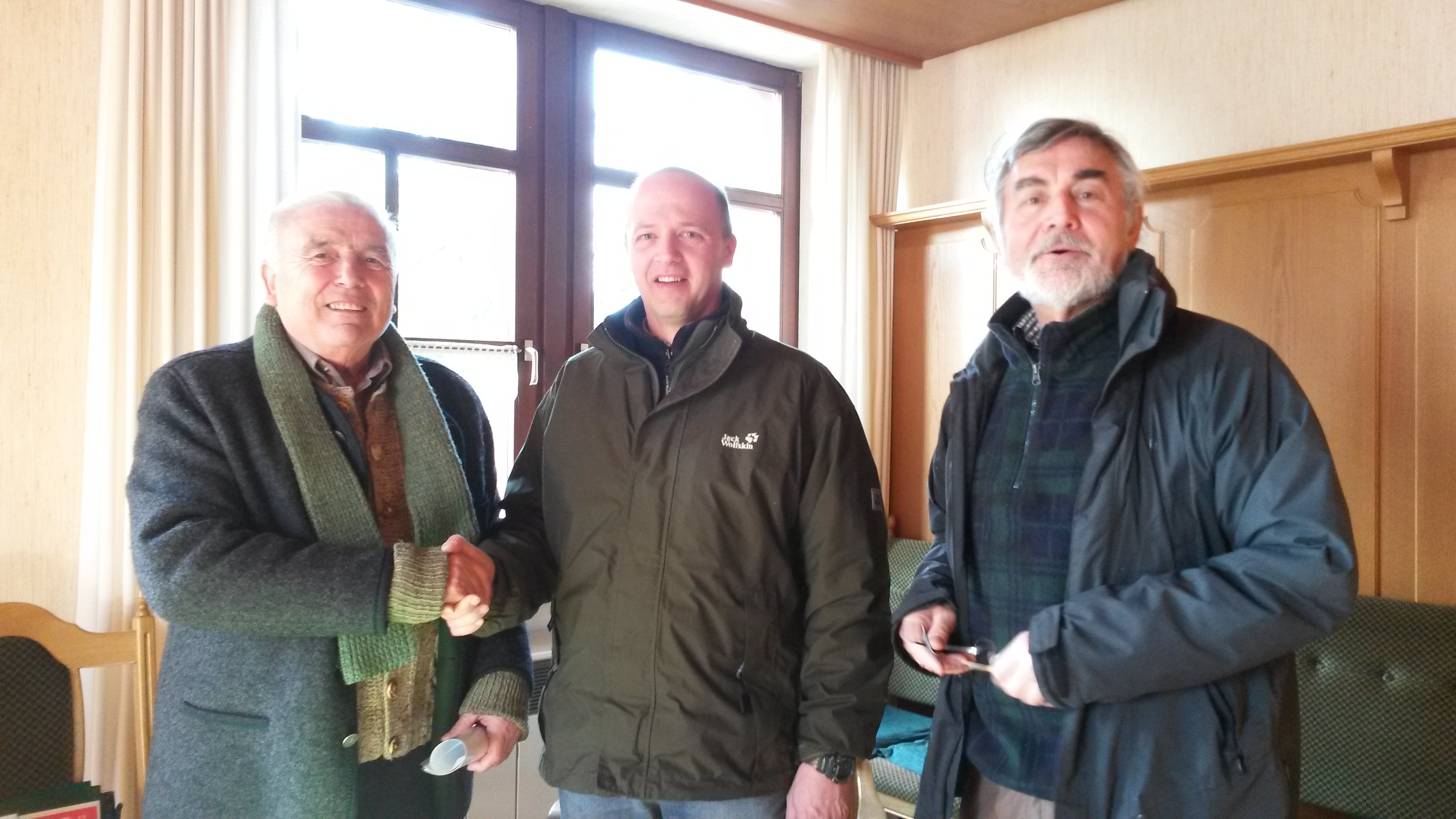Walter Heim (links) wünscht seinen Nachfolgern viel Erfolg. Die Vertreter der Forstbetriebsgemeinschaft Marktheidenfeld: Peter Knobeloch (1. Vorsitzender, rechts) und Geschäftsführer Wolfgang Seidler (Mitte). Leider haben wir keinen Alternativtext zu diesem Bild, aber wir arbeiten daran.