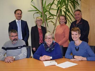 Hinten von links: Notar Dr. Frank Eckert, Bürgermeisterin Thea Kohlroß, Beatrice Schick, Edgar Kaes. Vorne von links: Berthold Panknin, Irmgard Hofmann, Ramona Pfenning